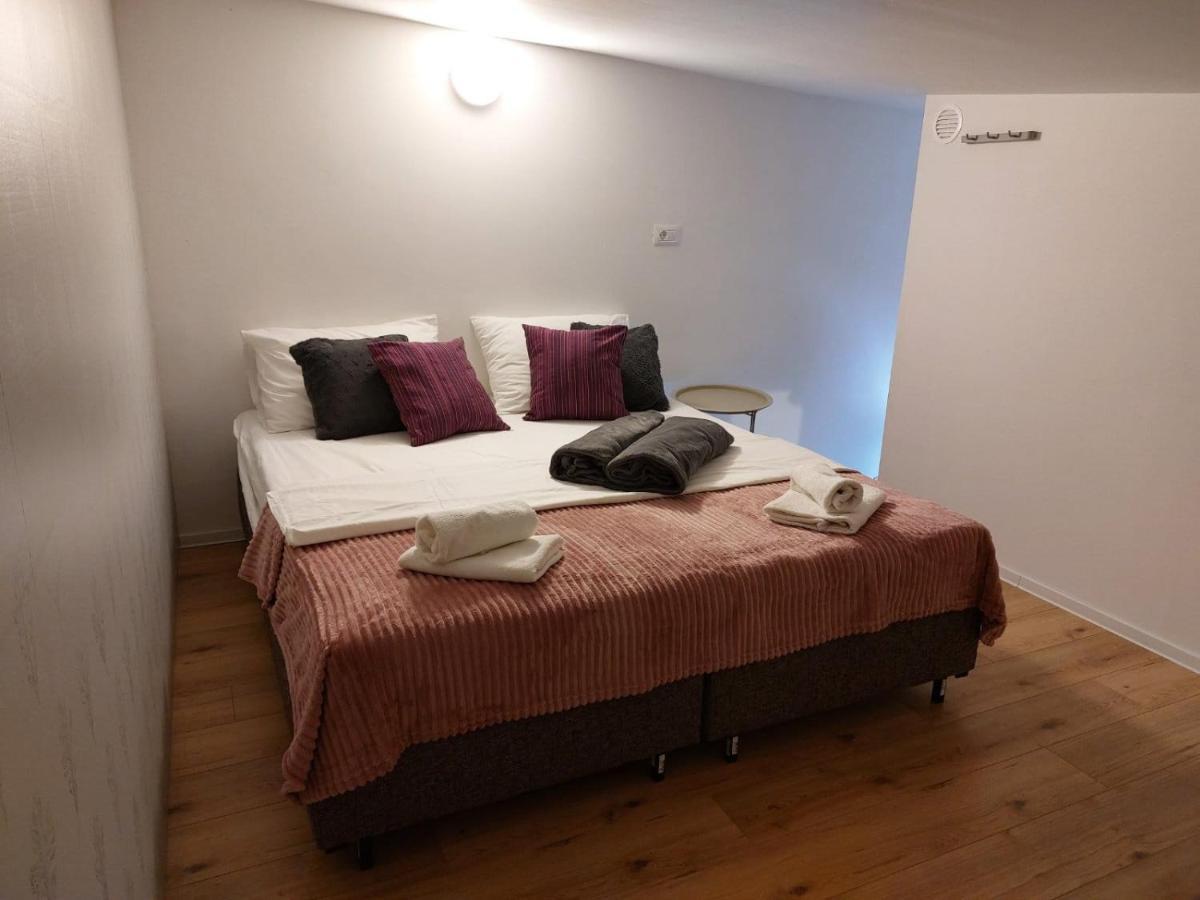Apartmani Roza Pula Exterior photo