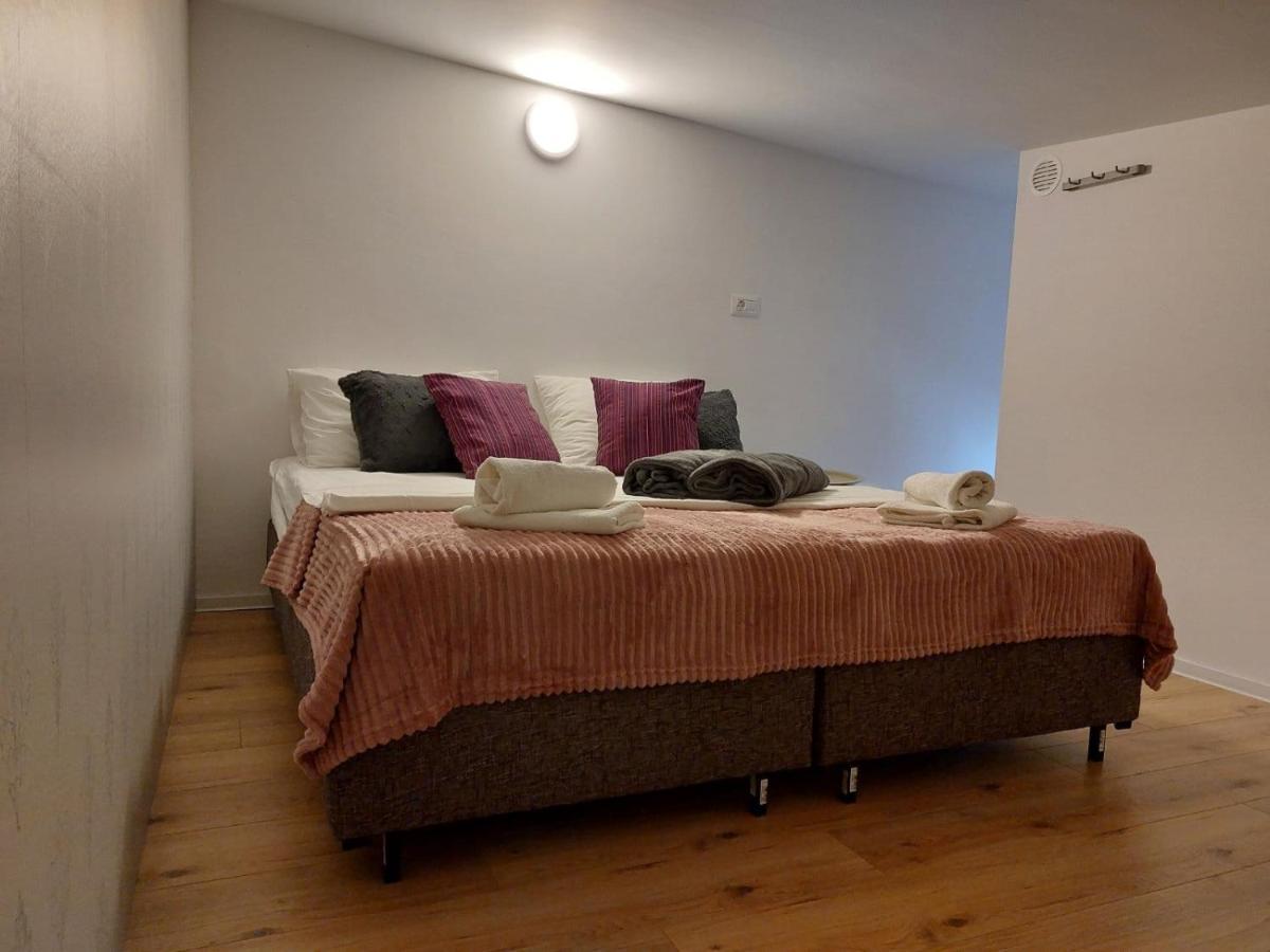 Apartmani Roza Pula Exterior photo