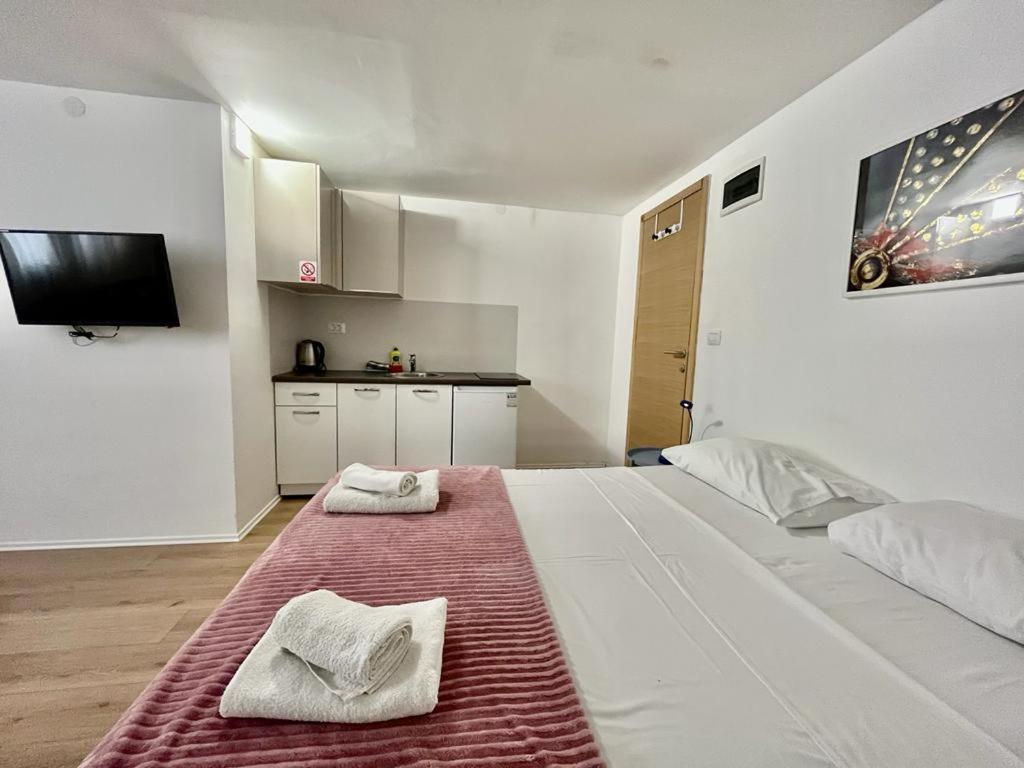Apartmani Roza Pula Exterior photo